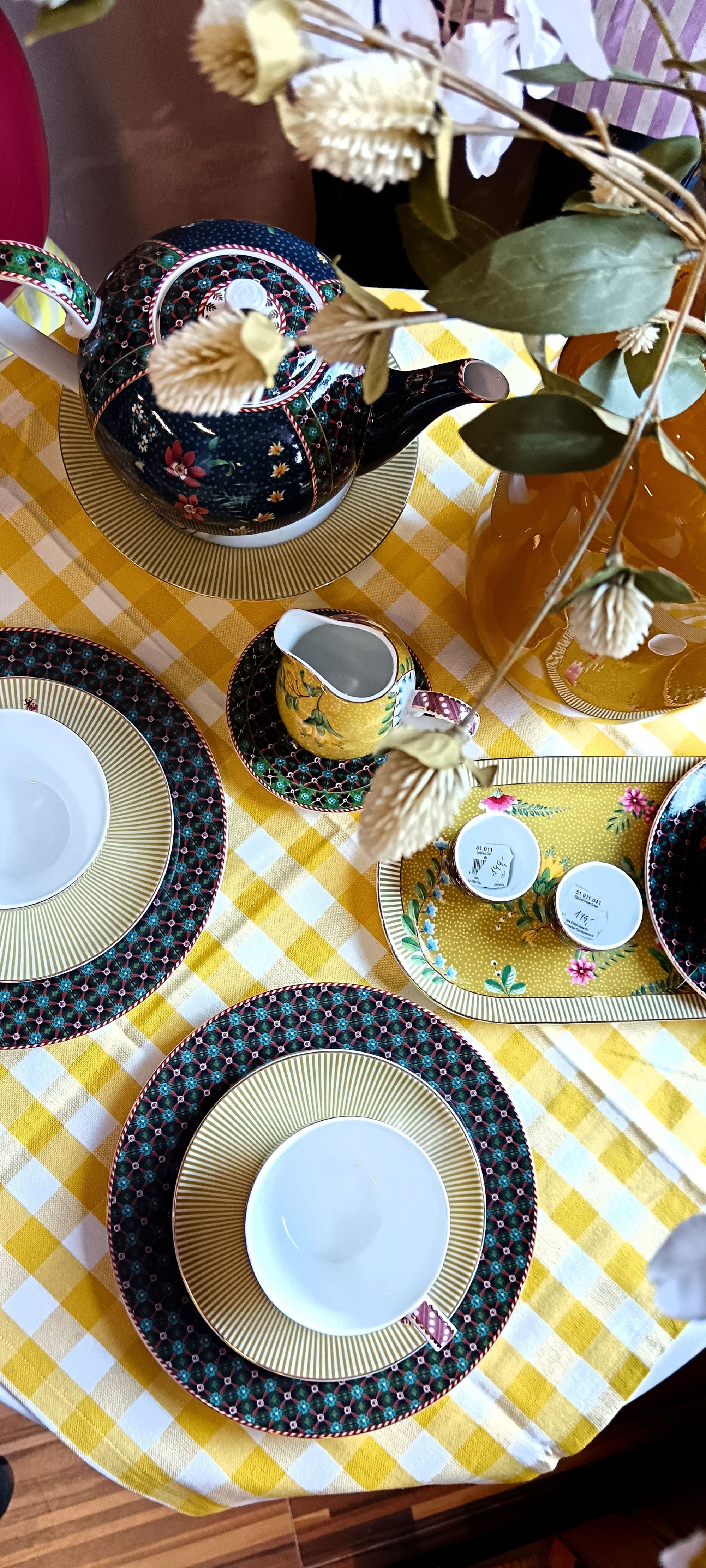 Pip Studio porcelánové talíře, mléčenka, konvice, hrnky z kolekce Berry Blues a La Majorelle žlutá barva a zelená,prostřený stůl pohled zhora